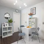 New Metropolis 2-bedroom 900m To Station With Air-conditioning