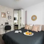 Daire New Metropolis 2-bedroom 900m To Station With Air-conditioning *