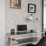 New Metropolis 2-bedroom 900m To Station With Air-conditioning *