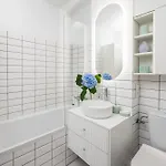 New Metropolis 2-bedroom 900m To Station With Air-conditioning