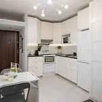 Daire New Metropolis 2-bedroom 900m To Station With Air-conditioning