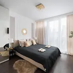 Daire New Metropolis 2-bedroom 900m To Station With Air-conditioning Varşova