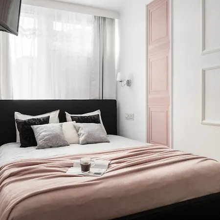 Lägenhet New Metropolis 2-bedroom 900m To Station Metro Rondo Onz *