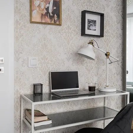 New Metropolis 2-bedroom 900m To Station Metro Rondo Onz *