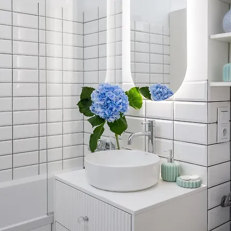 New Metropolis 2-bedroom 900m To Station Metro Rondo Onz Apartment *