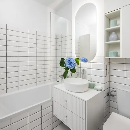 New Metropolis 2-bedroom 900m To Station With Air-conditioning Lägenhet