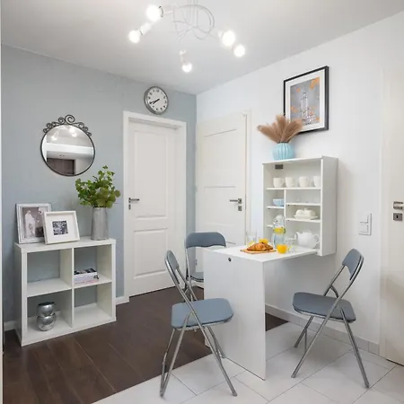 New Metropolis 2-bedroom 900m To Station With Air-conditioning Apartmán
