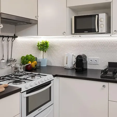 New Metropolis 2-bedroom 900m To Station With Air-conditioning Lägenhet