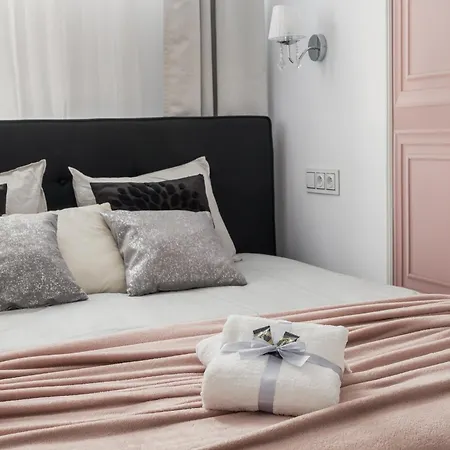 New Metropolis 2-bedroom 900m To Station With Air-conditioning Warszawa