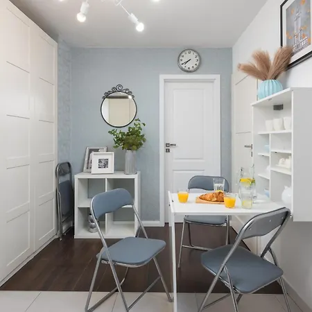 New Metropolis 2-bedroom 900m To Station With Air-conditioning