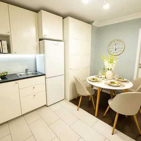 Lägenhet New Metropolis 2-bedroom 900m To Station With Air-conditioning Warszawa