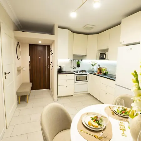 Lägenhet New Metropolis 2-bedroom 900m To Station With Air-conditioning Warszawa
