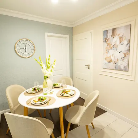 New Metropolis 2-bedroom 900m To Station With Air-conditioning Lägenhet Warszawa