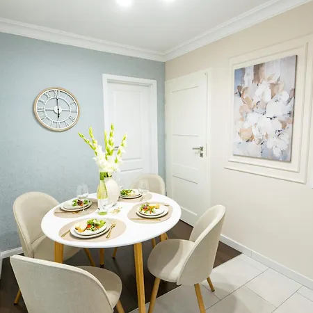 New Metropolis 2-bedroom 900m To Station With Air-conditioning