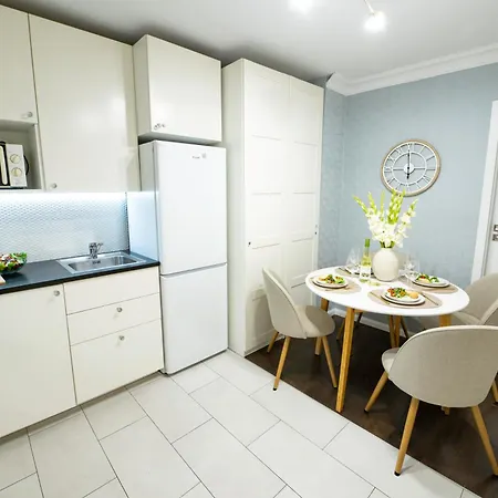 아파트 New Metropolis 2-bedroom 900m To Station With Air-conditioning