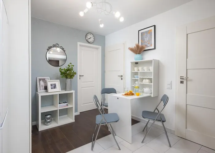 New Metropolis 2-bedroom 900m To Station With Air-conditioning