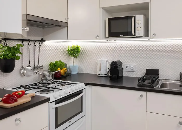 New Metropolis 2-bedroom 900m To Station With Air-conditioning