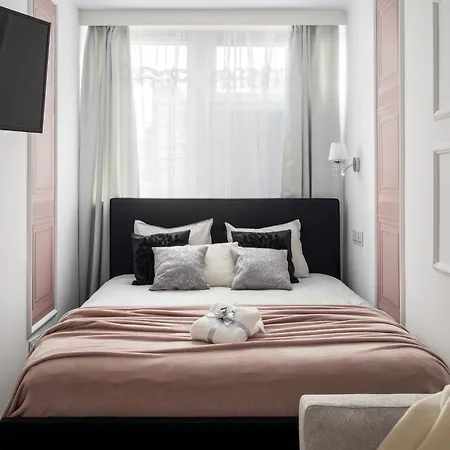 New Metropolis 2-bedroom 900m To Station With Air-conditioning *